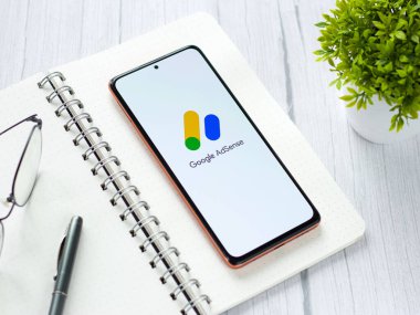 Assam, Hindistan - 29 Mayıs 2021: Telefon ekranı görüntüsünde Google AdSense logosu.