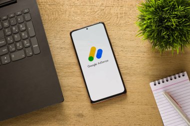 Assam, Hindistan - 29 Mayıs 2021: Telefon ekranı görüntüsünde Google AdSense logosu.
