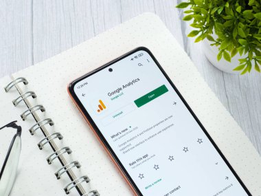 Assam, Hindistan - 31 Ocak 2021: Telefon ekranı görüntüsünde Google Analitik logosu.