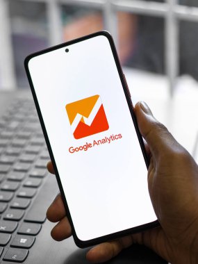 Assam, Hindistan - 31 Ocak 2021: Telefon ekranı görüntüsünde Google Analitik logosu.