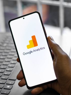 Assam, Hindistan - 31 Ocak 2021: Telefon ekranı görüntüsünde Google Analitik logosu.