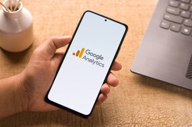 Assam, Hindistan - 31 Ocak 2021: Telefon ekranı görüntüsünde Google Analitik logosu.