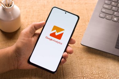 Assam, Hindistan - 31 Ocak 2021: Telefon ekranı görüntüsünde Google Analitik logosu.