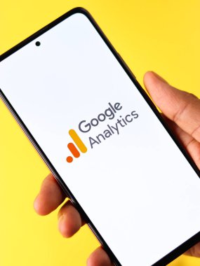 Assam, Hindistan - 31 Ocak 2021: Telefon ekranı görüntüsünde Google Analitik logosu.