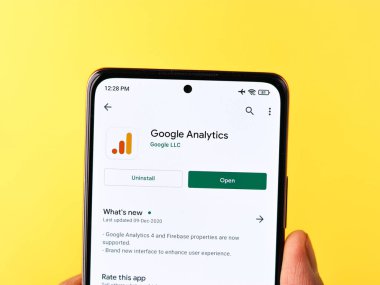 Assam, Hindistan - 31 Ocak 2021: Telefon ekranı görüntüsünde Google Analitik logosu.