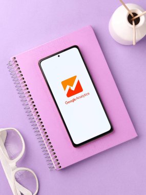 Assam, Hindistan - 31 Ocak 2021: Telefon ekranı görüntüsünde Google Analitik logosu.