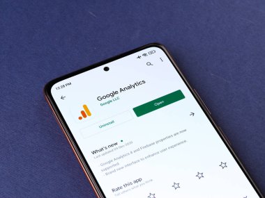 Assam, Hindistan - 31 Ocak 2021: Telefon ekranı görüntüsünde Google Analitik logosu.