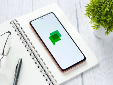 Assam, Hindistan - 29 Mayıs 2021: Google Chat logosu telefon ekranı görüntüsü.