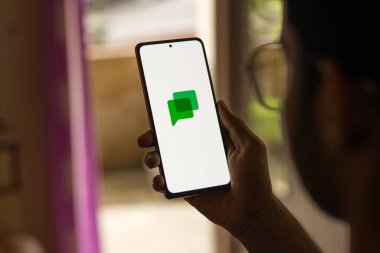 Assam, Hindistan - 29 Mayıs 2021: Google Chat logosu telefon ekranı görüntüsü.