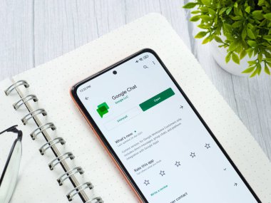 Assam, Hindistan - 29 Mayıs 2021: Google Chat logosu telefon ekranı görüntüsü.