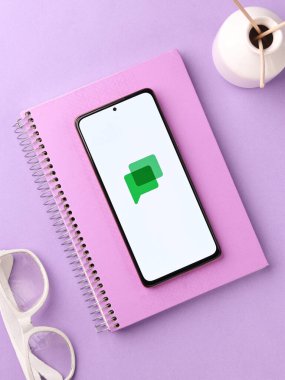 Assam, Hindistan - 29 Mayıs 2021: Google Chat logosu telefon ekranı görüntüsü.