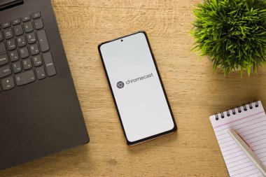 Assam, Hindistan - 29 Mayıs 2021: Google Chromecast logosu telefon ekranı görüntüsü.