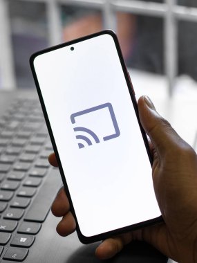 Assam, Hindistan - 29 Mayıs 2021: Google Chromecast logosu telefon ekranı görüntüsü.
