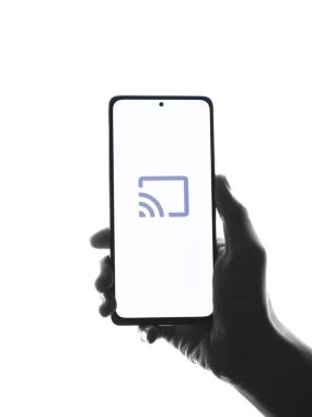 Assam, Hindistan - 29 Mayıs 2021: Google Chromecast logosu telefon ekranı görüntüsü.
