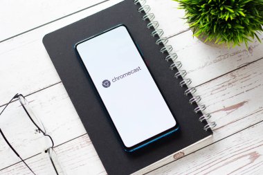 Assam, Hindistan - 29 Mayıs 2021: Google Chromecast logosu telefon ekranı görüntüsü.