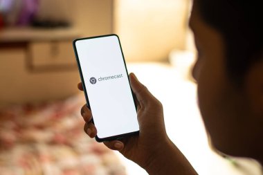 Assam, Hindistan - 29 Mayıs 2021: Google Chromecast logosu telefon ekranı görüntüsü.