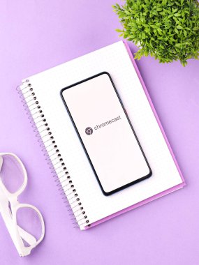 Assam, Hindistan - 29 Mayıs 2021: Google Chromecast logosu telefon ekranı görüntüsü.