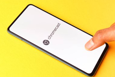 Assam, Hindistan - 29 Mayıs 2021: Google Chromecast logosu telefon ekranı görüntüsü.
