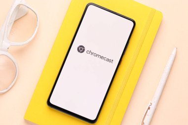 Assam, Hindistan - 29 Mayıs 2021: Google Chromecast logosu telefon ekranı görüntüsü.
