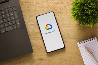 Assam, Hindistan - 27 Ağustos 2020: Telefon ekranı görüntüsünde Google bulut logosu.