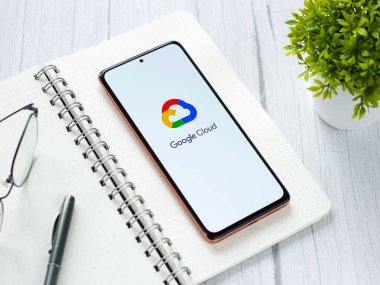 Assam, Hindistan - 27 Ağustos 2020: Telefon ekranı görüntüsünde Google bulut logosu.