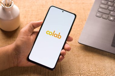 Assam, Hindistan - 29 Mayıs 2021: Telefon ekranındaki Colab logosu.
