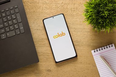 Assam, Hindistan - 29 Mayıs 2021: Telefon ekranındaki Colab logosu.