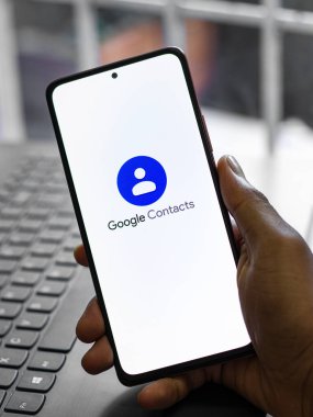 Assam, Hindistan - 29 Mayıs 2021: Google Contacts logosu telefon ekranı görüntüsü.