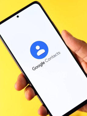 Assam, Hindistan - 29 Mayıs 2021: Google Contacts logosu telefon ekranı görüntüsü.
