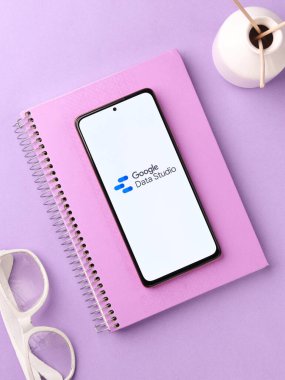 Assam, Hindistan - 29 Mayıs 2021: Telefon ekranı görüntüsünde Google Data Studio logosu.