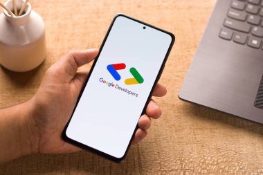 Assam, Hindistan - 29 Mayıs 2021: Google Developers logosu telefon ekranı görüntüsünde.