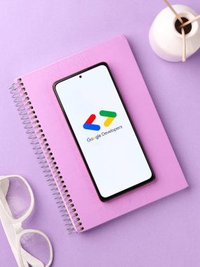 Assam, Hindistan - 29 Mayıs 2021: Google Developers logosu telefon ekranı görüntüsünde.