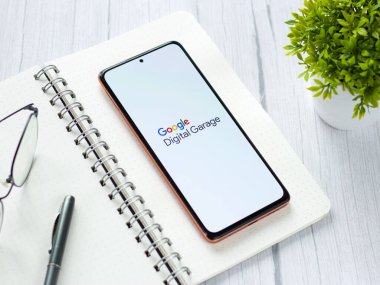 Assam, Hindistan - 29 Mayıs 2021: Telefon ekranında Google Dijital Garaj logosu.