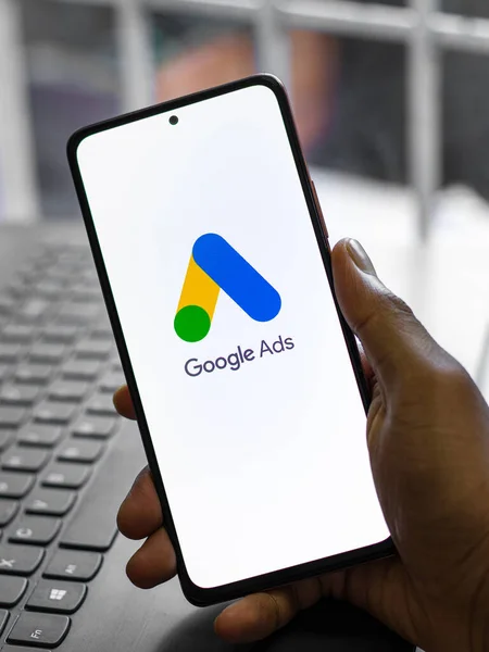 Assam, Hindistan - 31 Ocak 2021: Telefon ekranı görüntüsünde Google Reklamları logosu.