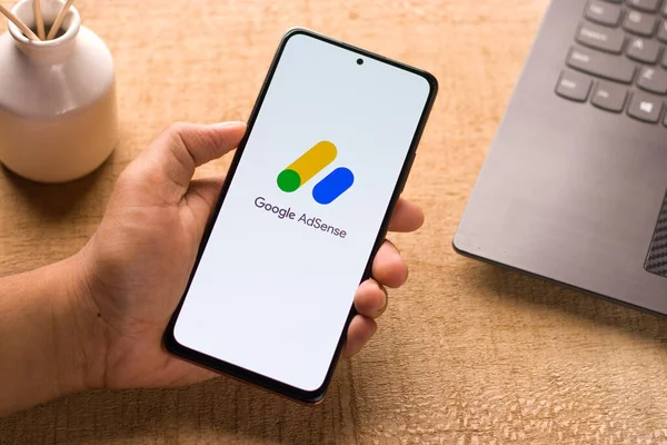 Assam, Hindistan - 29 Mayıs 2021: Telefon ekranı görüntüsünde Google AdSense logosu.