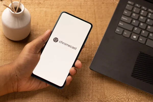 Assam, Hindistan - 29 Mayıs 2021: Google Chromecast logosu telefon ekranı görüntüsü.