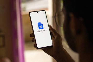 Assam, Hindistan - 31 Ocak 2021: Telefon ekranı görüntüsünde Google Doküman logosu.