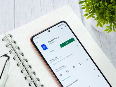 Assam, Hindistan - 31 Ocak 2021: Telefon ekranı görüntüsünde Google Doküman logosu.