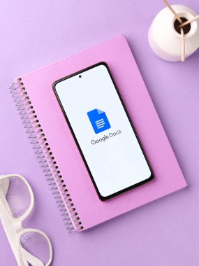 Assam, Hindistan - 31 Ocak 2021: Telefon ekranı görüntüsünde Google Doküman logosu.