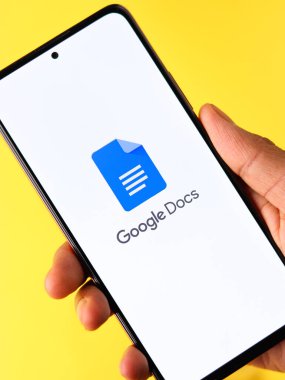 Assam, Hindistan - 31 Ocak 2021: Telefon ekranı görüntüsünde Google Doküman logosu.