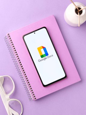 Assam, Hindistan - 31 Ocak 2021: Telefon ekranı görüntüsünde Google Doküman logosu.