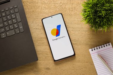 Assam, Hindistan - 29 Mayıs 2021: Telefon ekranı görüntüsünde Google Alan Adaları logosu.