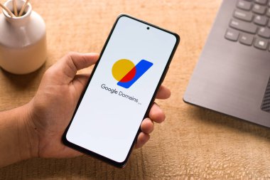 Assam, Hindistan - 29 Mayıs 2021: Telefon ekranı görüntüsünde Google Alan Adaları logosu.