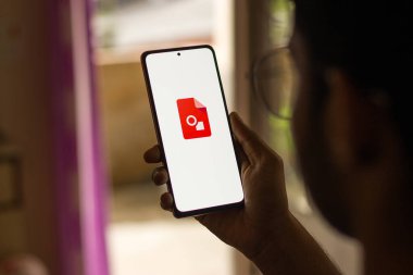 Assam, Hindistan - 29 Mayıs 2021: Telefon ekranı görüntüsünde Google Çizimleri logosu.