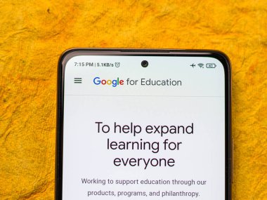 Assam, Hindistan - 14 Mayıs 2021: Telefon ekranı görüntüsünde eğitim logosu için Google.
