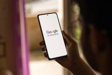 Assam, Hindistan - 14 Mayıs 2021: Telefon ekranı görüntüsünde eğitim logosu için Google.