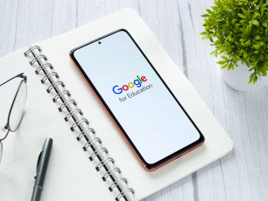 Assam, Hindistan - 14 Mayıs 2021: Telefon ekranı görüntüsünde eğitim logosu için Google.
