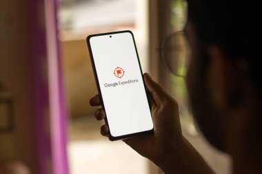 Assam, Hindistan - 29 Mayıs 2021: Google Expeditions logo on phone screen stock image.