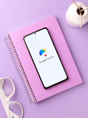 Assam, Hindistan - 29 Mayıs 2021: Telefon ekranı görüntüsünde Google Express logosu.