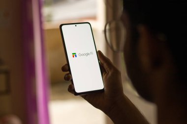 Assam, Hindistan - 29 Mayıs 2021: Telefon ekranı görüntüsünde Google Fi logosu.